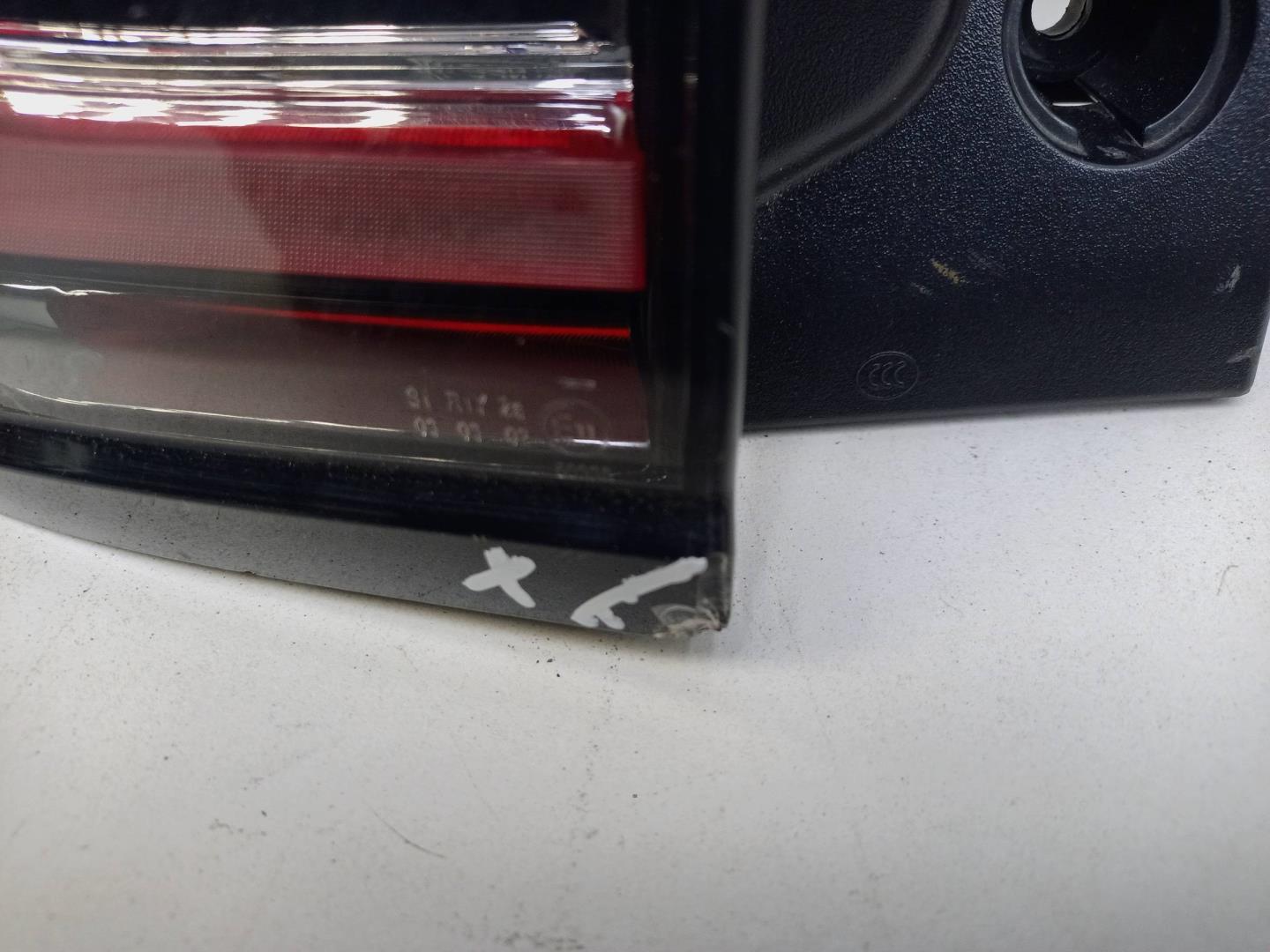 Фонарь задний наружный левый