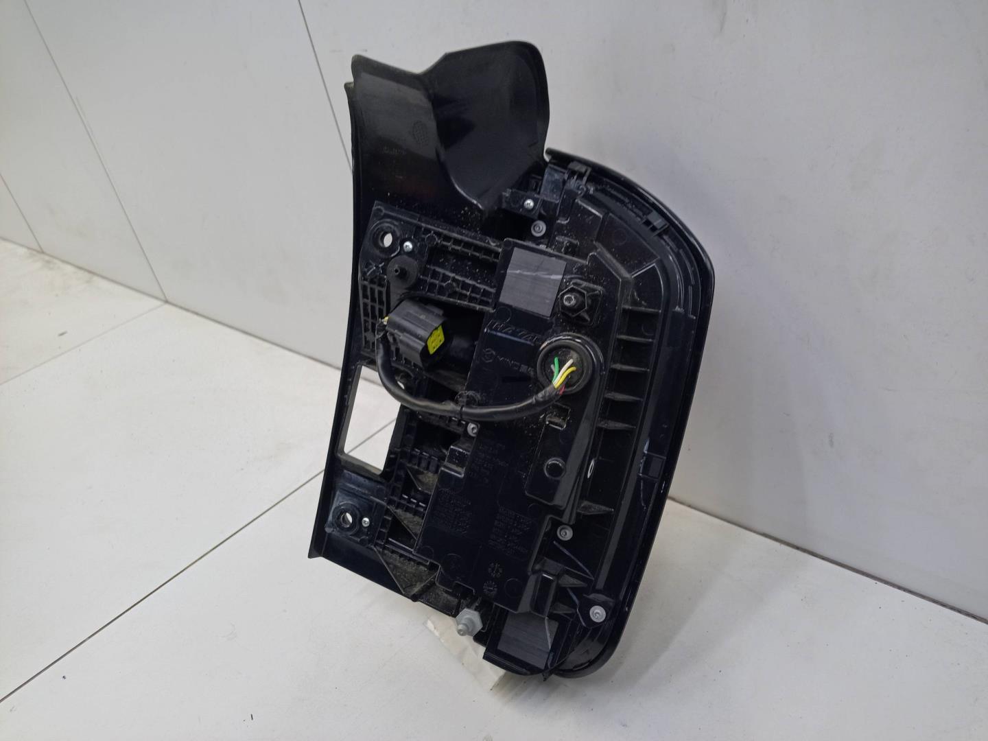 Фонарь задний наружный левый