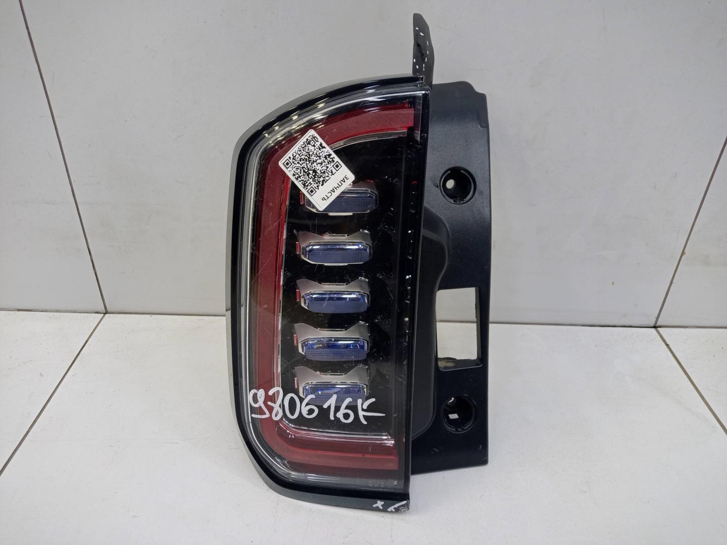 Фонарь задний наружный левый