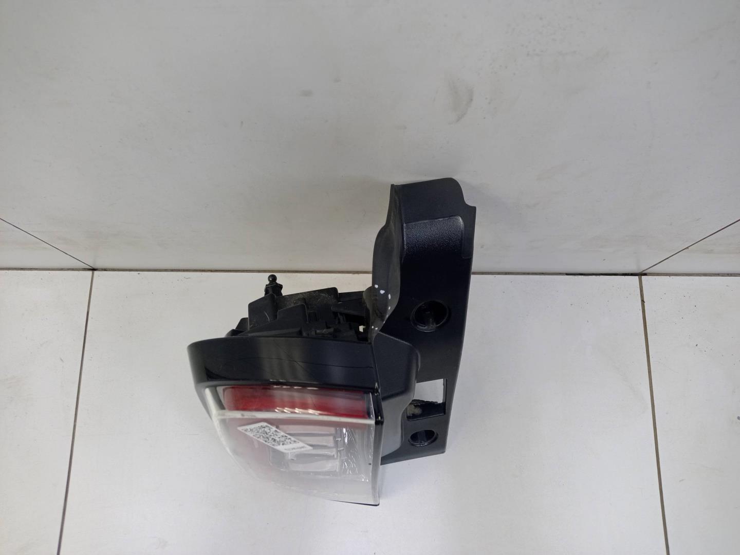 Фонарь задний наружный левый