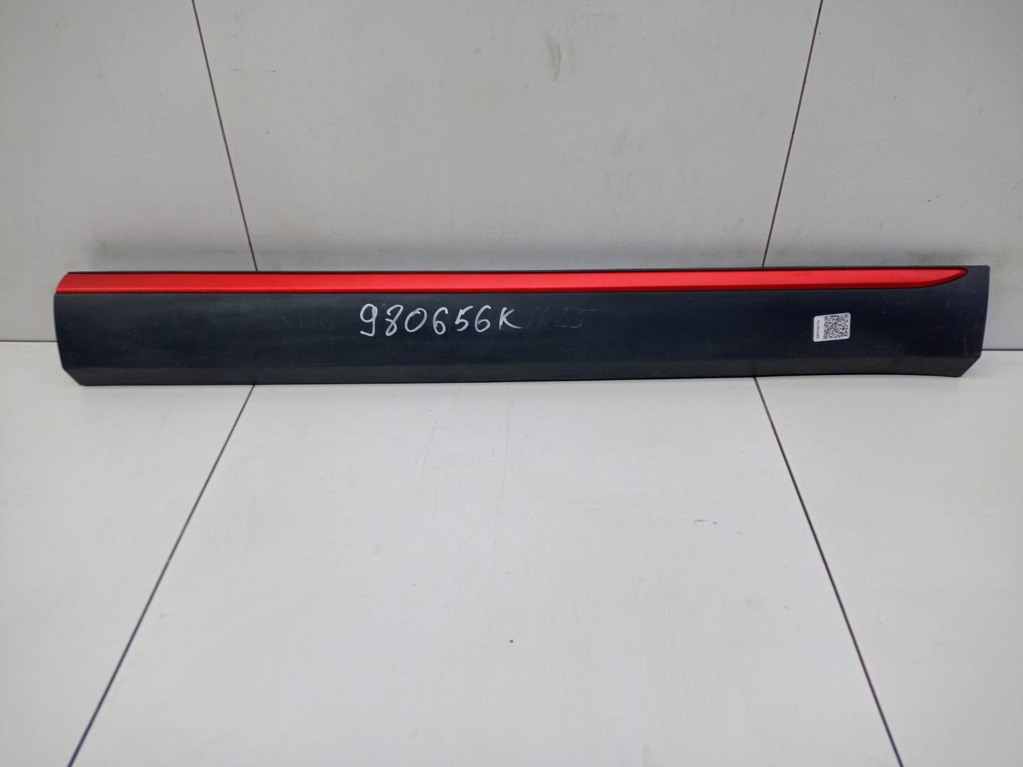 Накладка двери передней правой