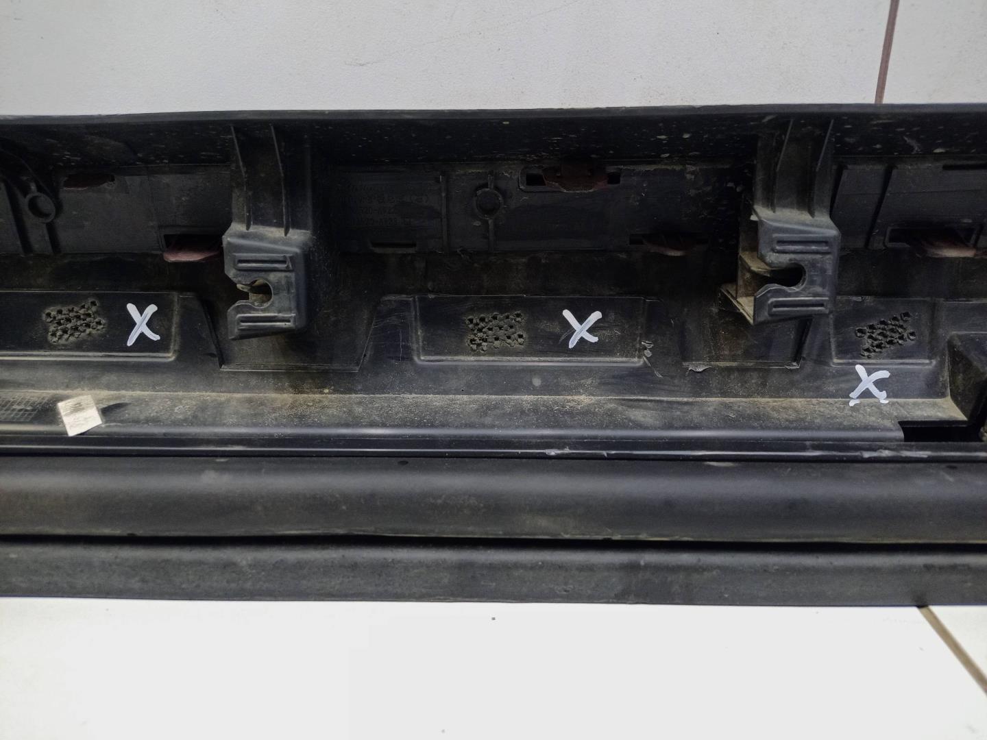 Накладка двери передней правой