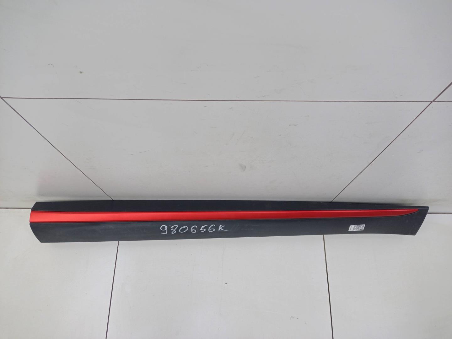 Накладка двери передней правой