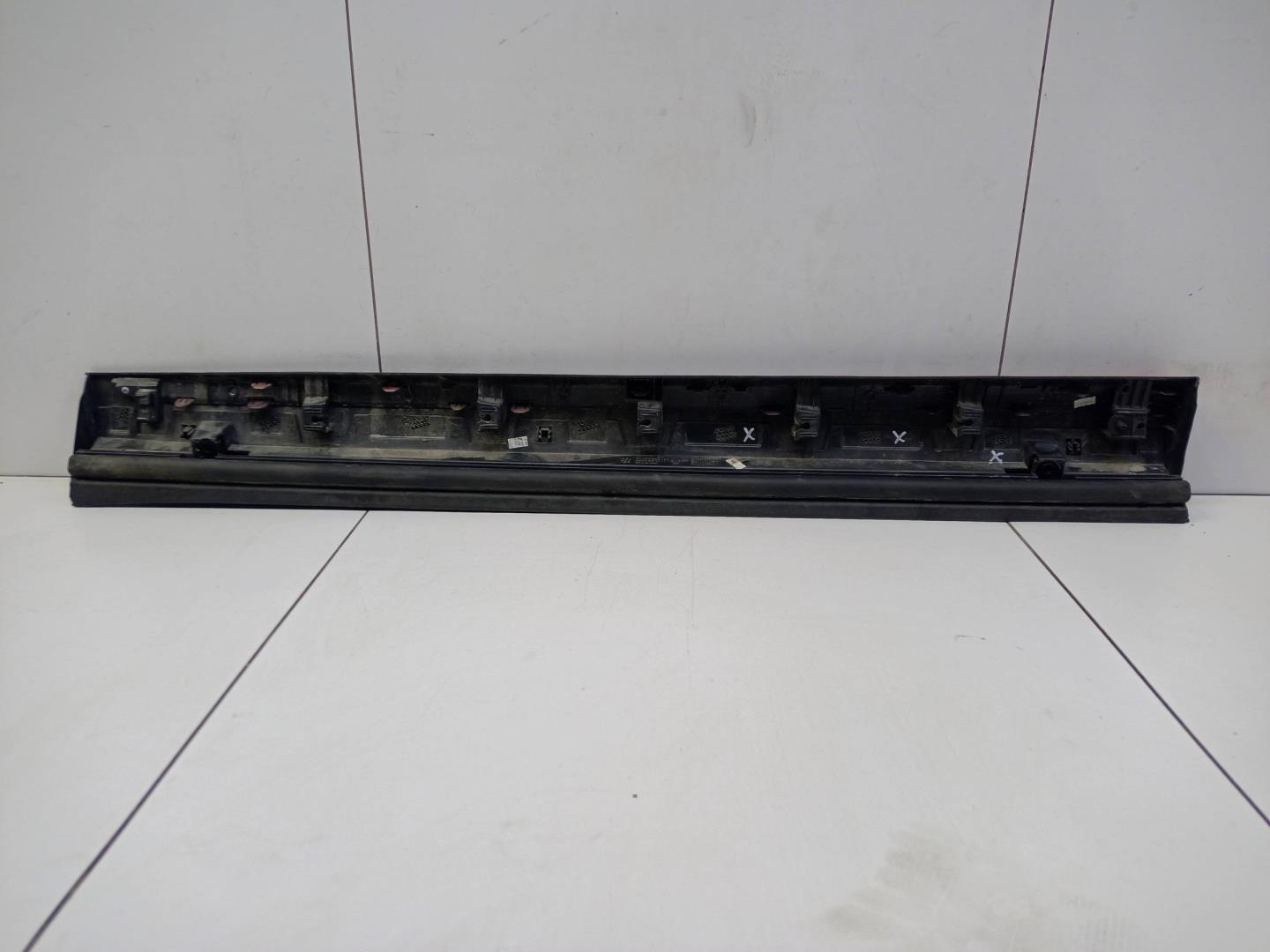 Накладка двери передней правой