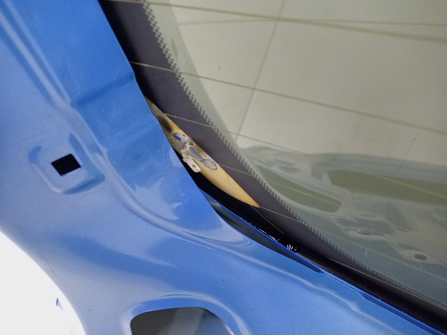 Стекло двери багажника