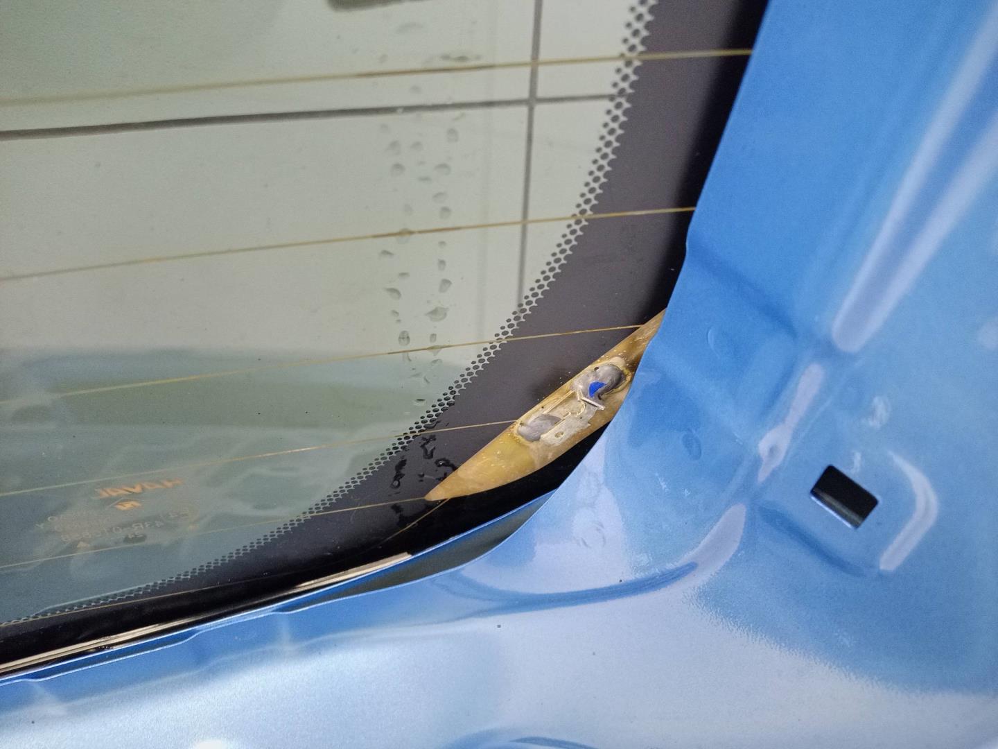 Стекло двери багажника