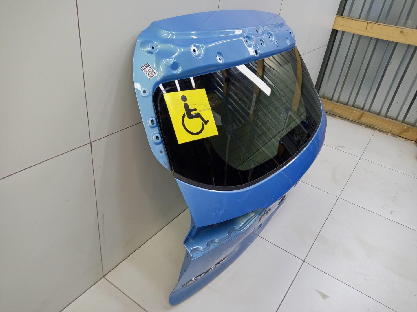 Стекло двери багажника