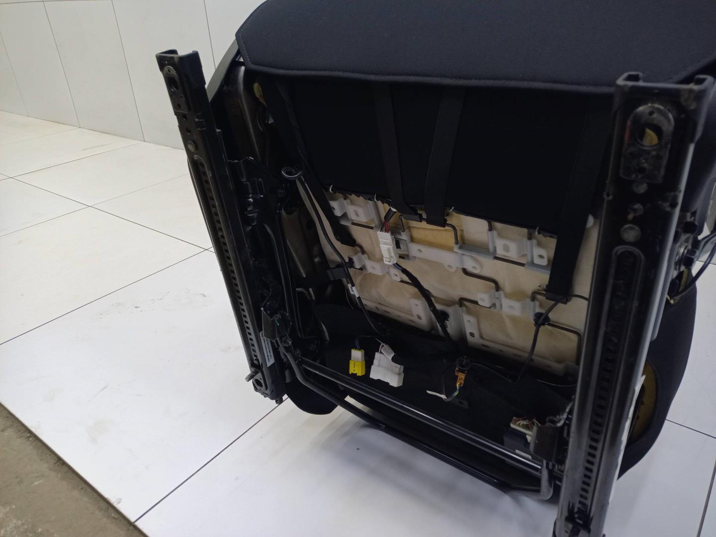 Сиденье переднее левое