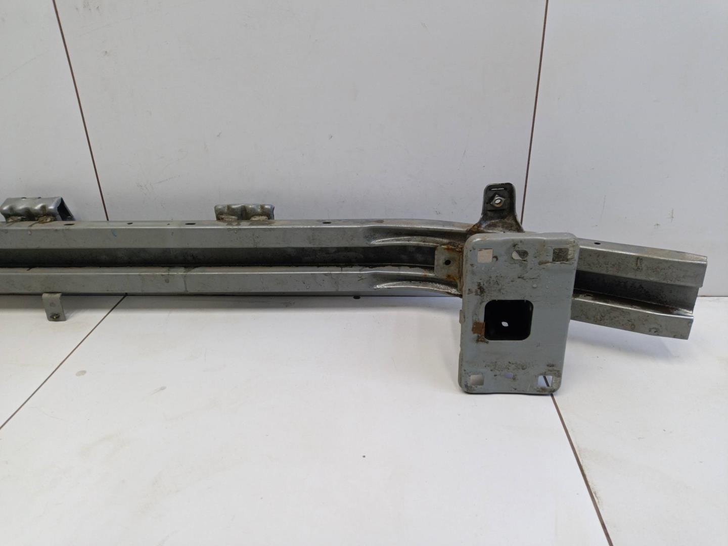 Усилитель переднего бампера