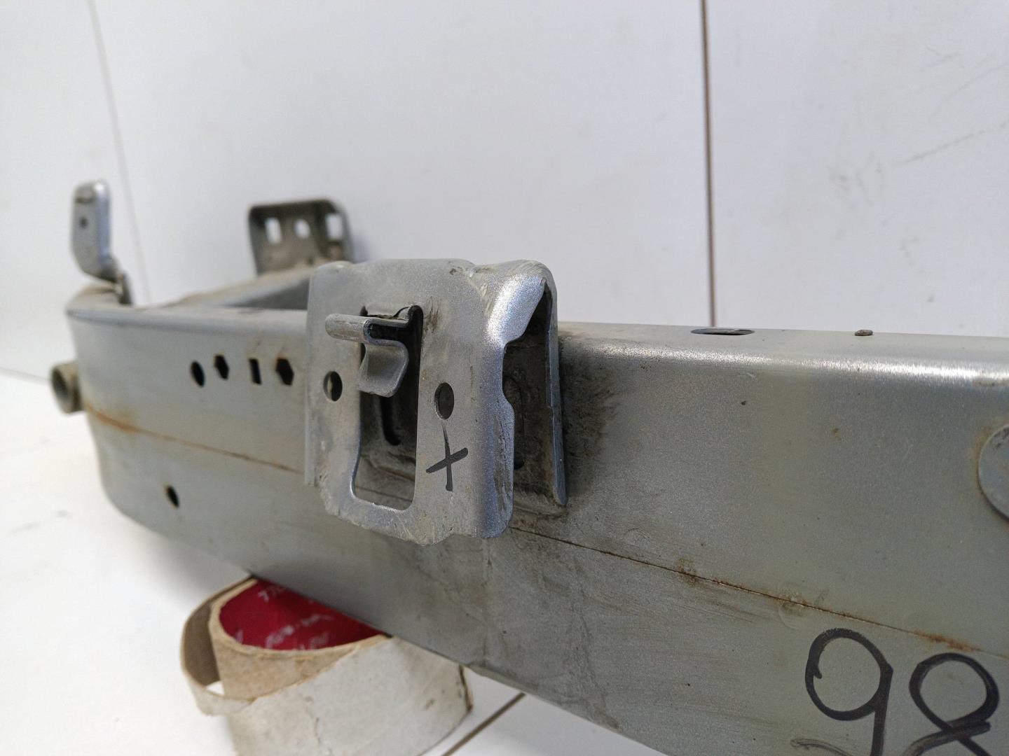 Усилитель переднего бампера