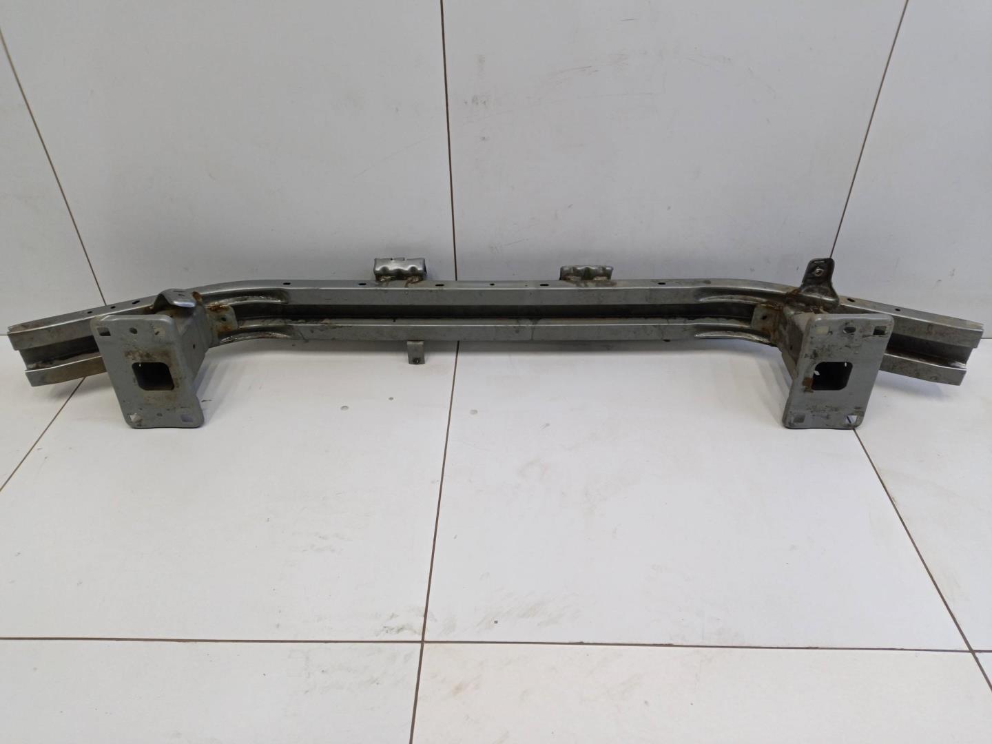 Усилитель переднего бампера