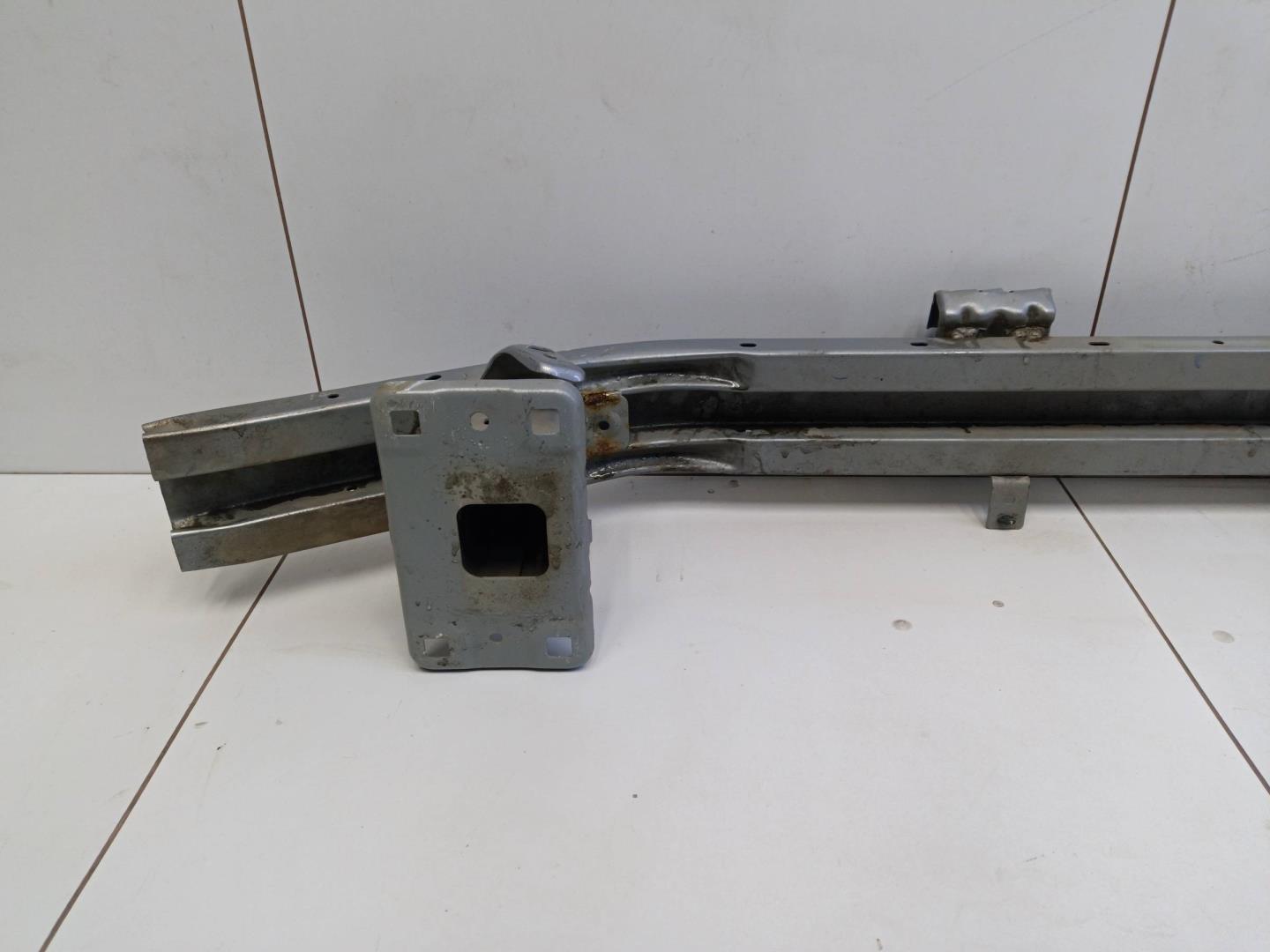 Усилитель переднего бампера