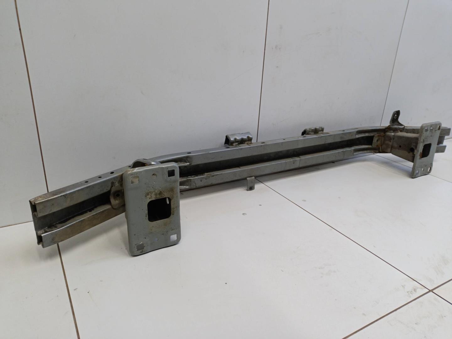 Усилитель переднего бампера