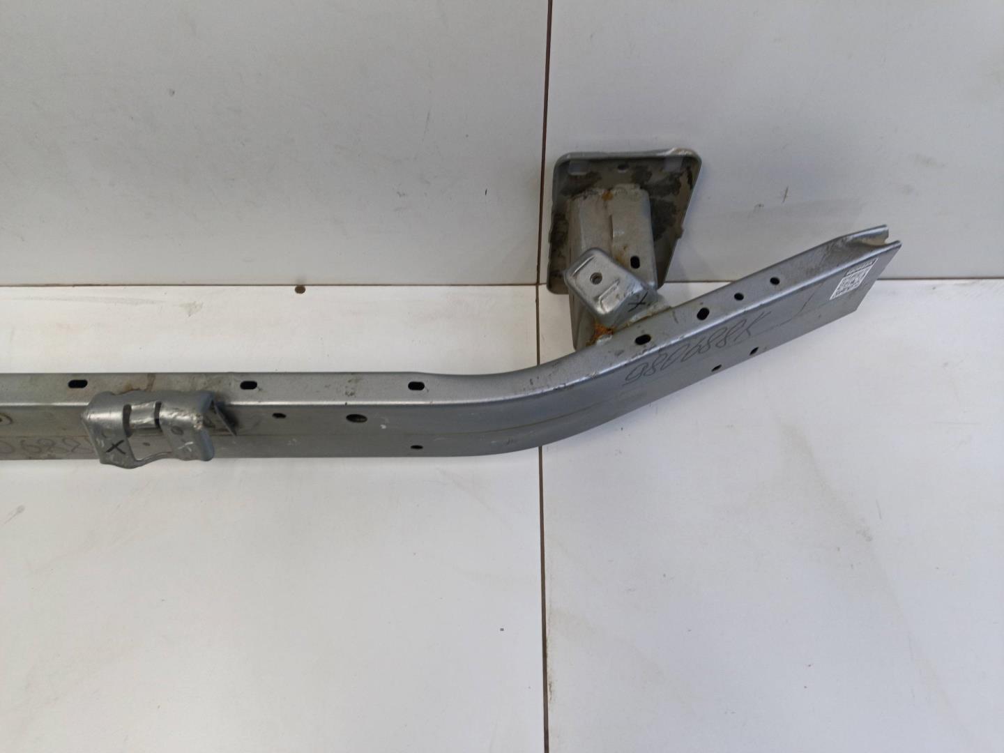 Усилитель переднего бампера