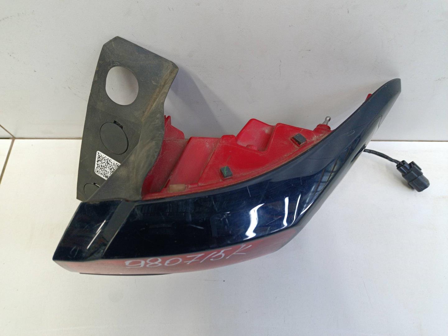 Фонарь задний наружный правый