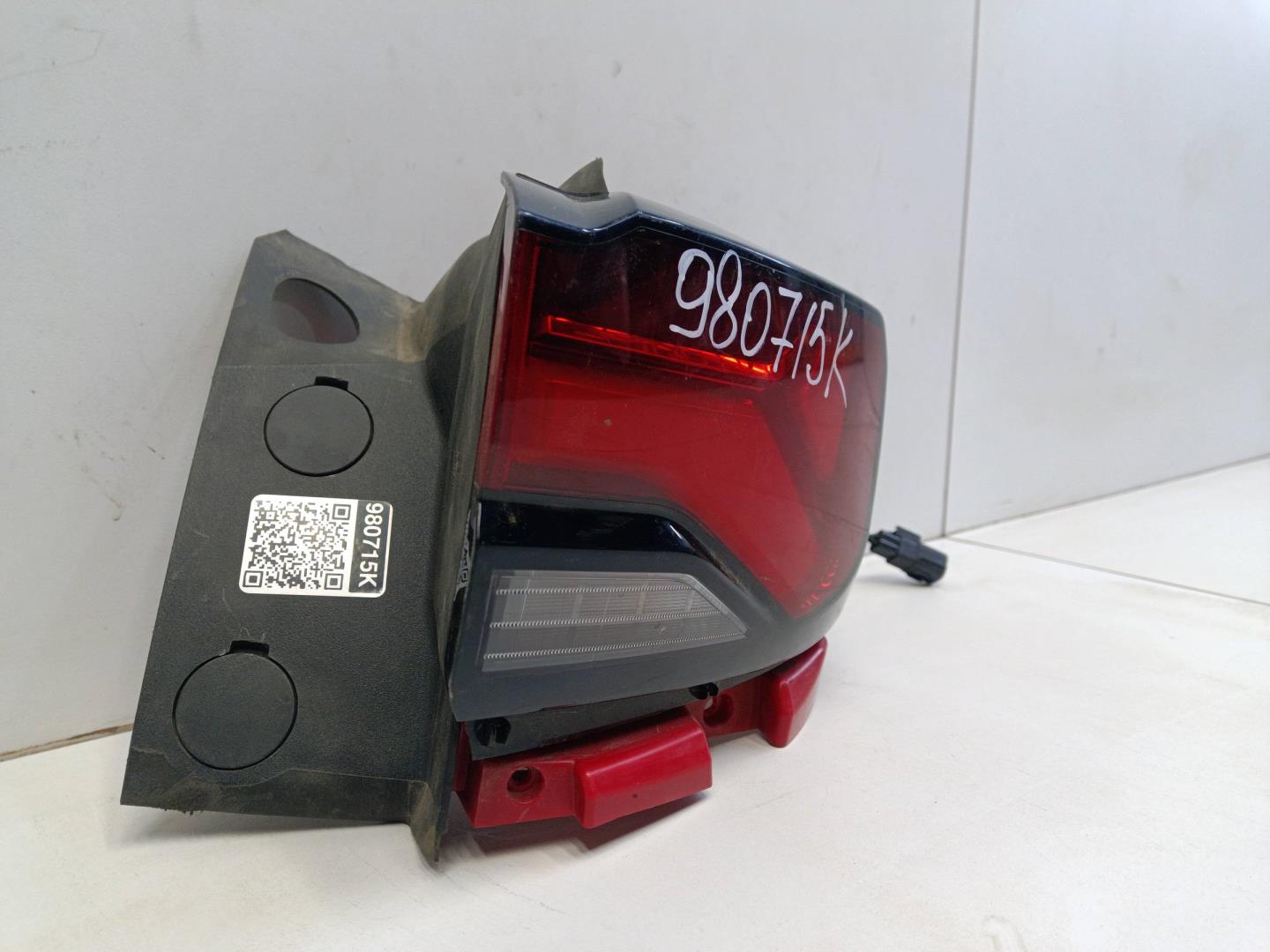 Фонарь задний наружный правый