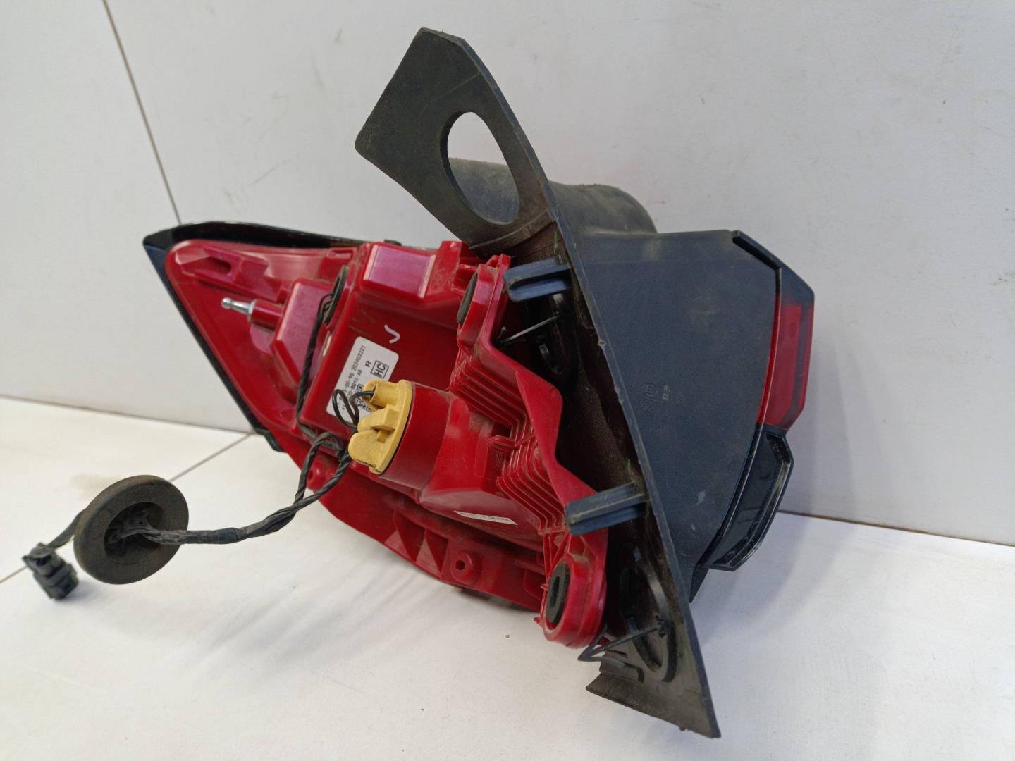 Фонарь задний наружный правый