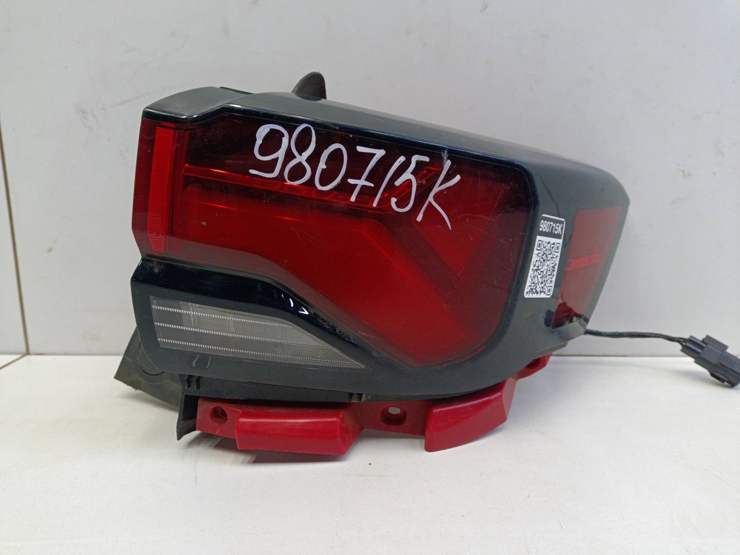 Фонарь задний наружный правый