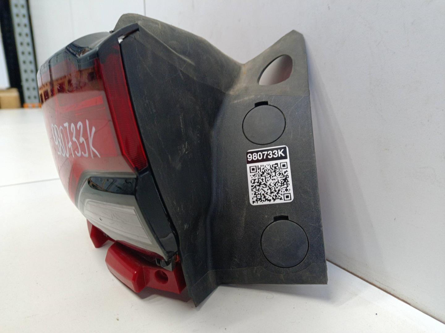 Фонарь задний наружный левый