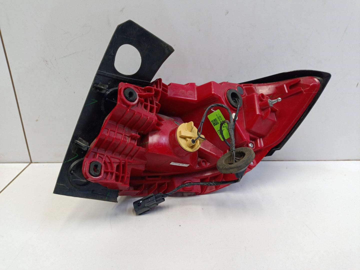 Фонарь задний наружный левый