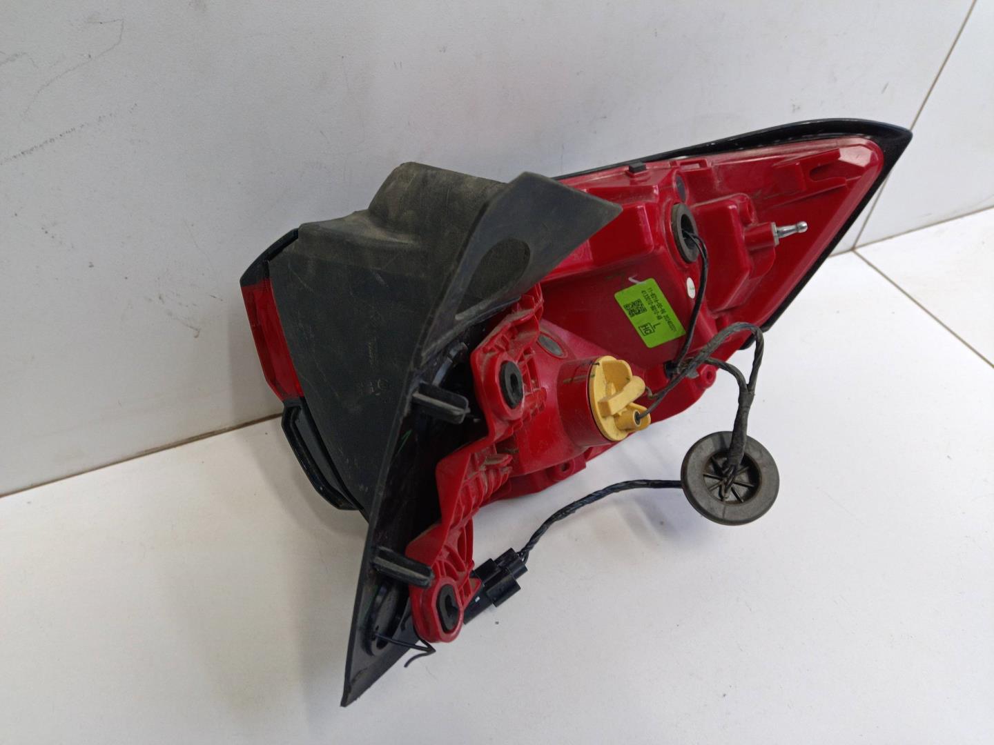 Фонарь задний наружный левый