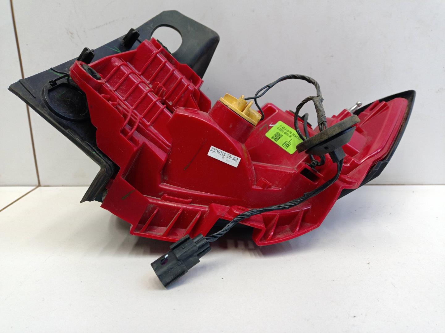 Фонарь задний наружный левый