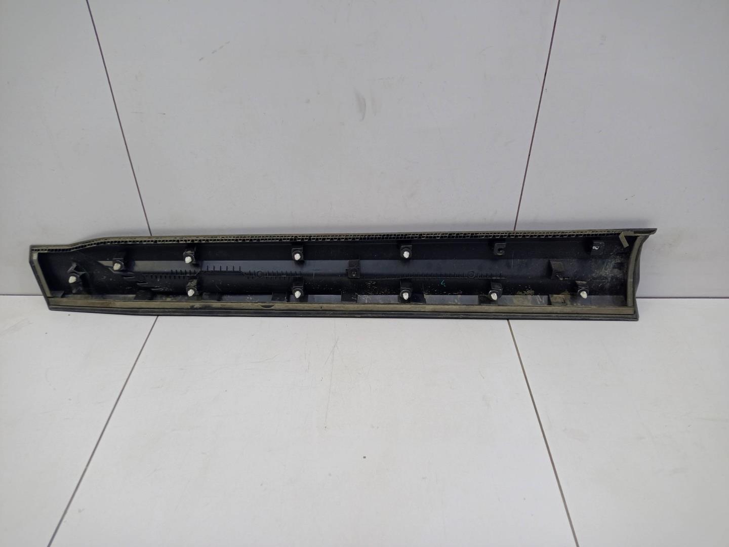 Накладка двери передней правой