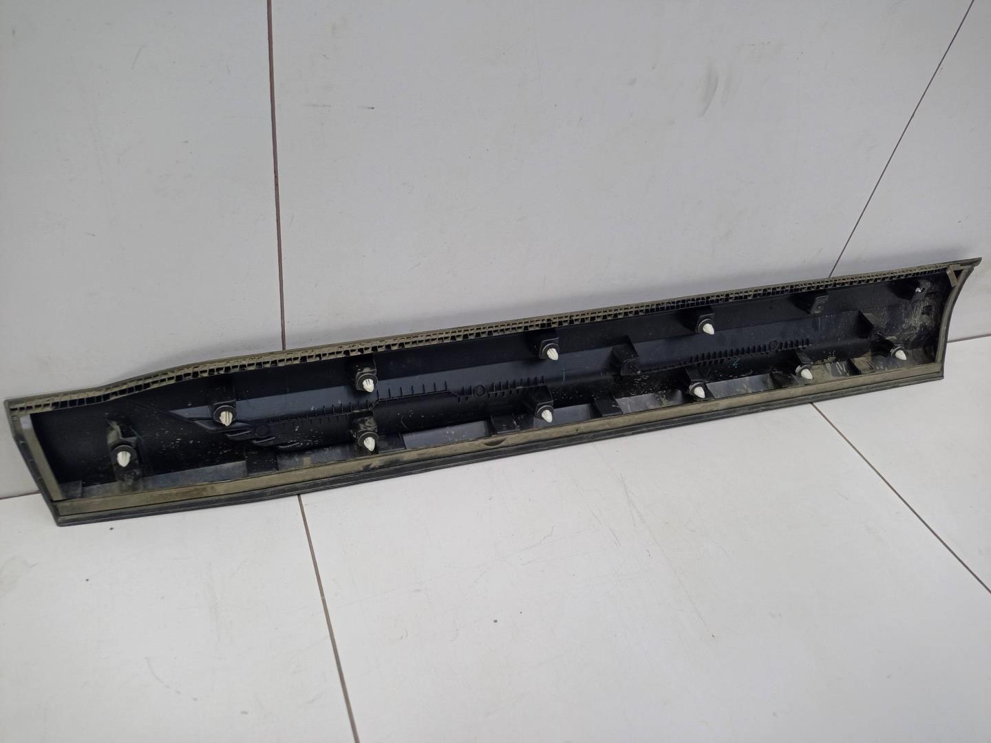 Накладка двери передней правой