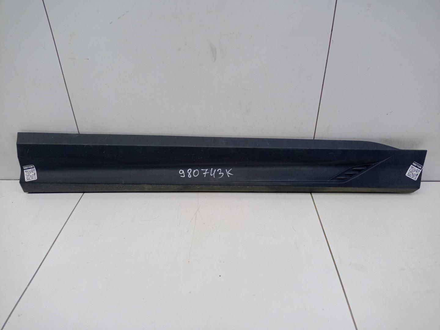 Накладка двери передней правой