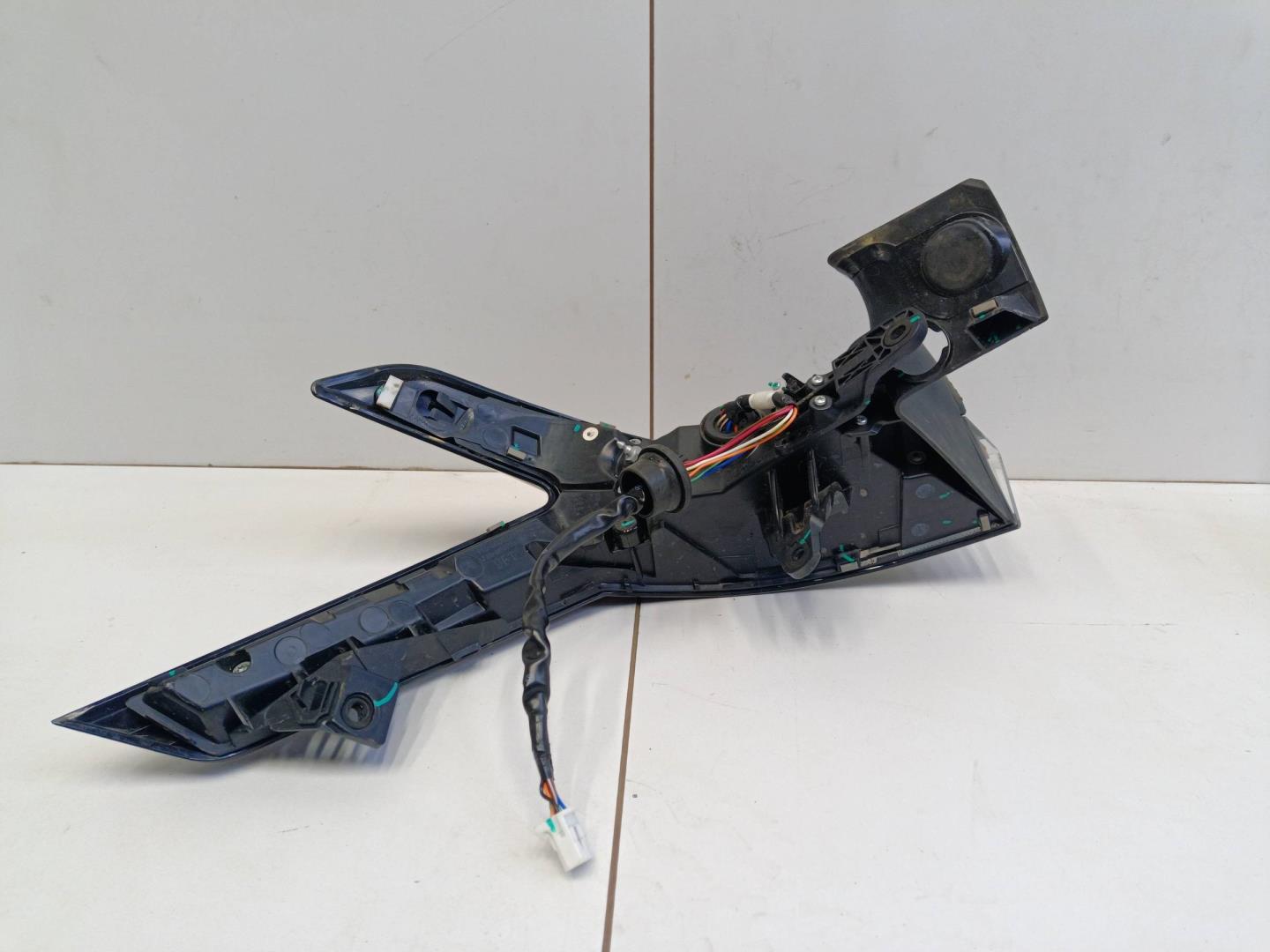 Фонарь задний наружный правый