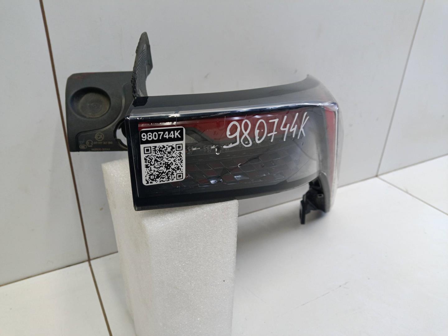 Фонарь задний наружный правый