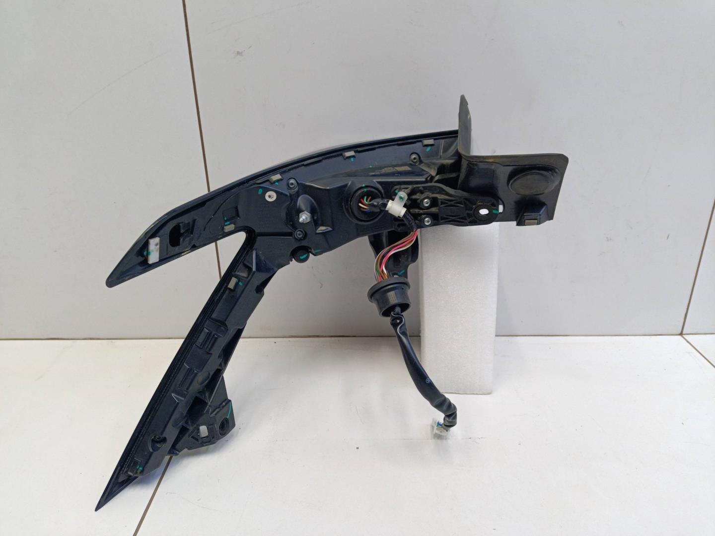 Фонарь задний наружный правый