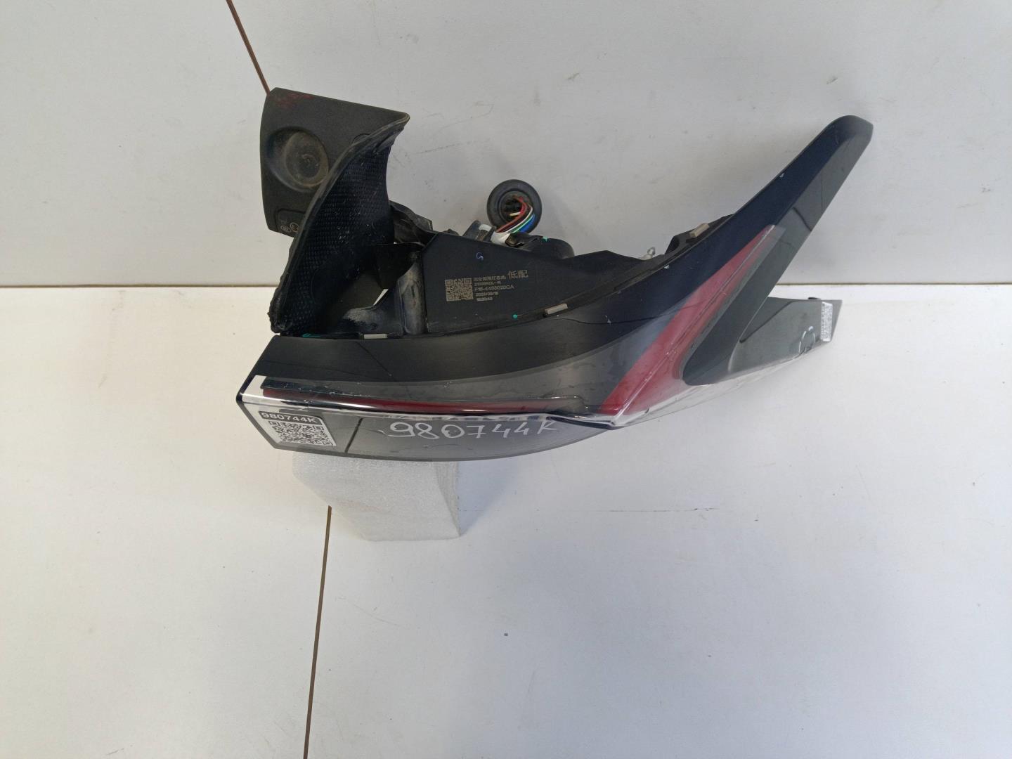 Фонарь задний наружный правый