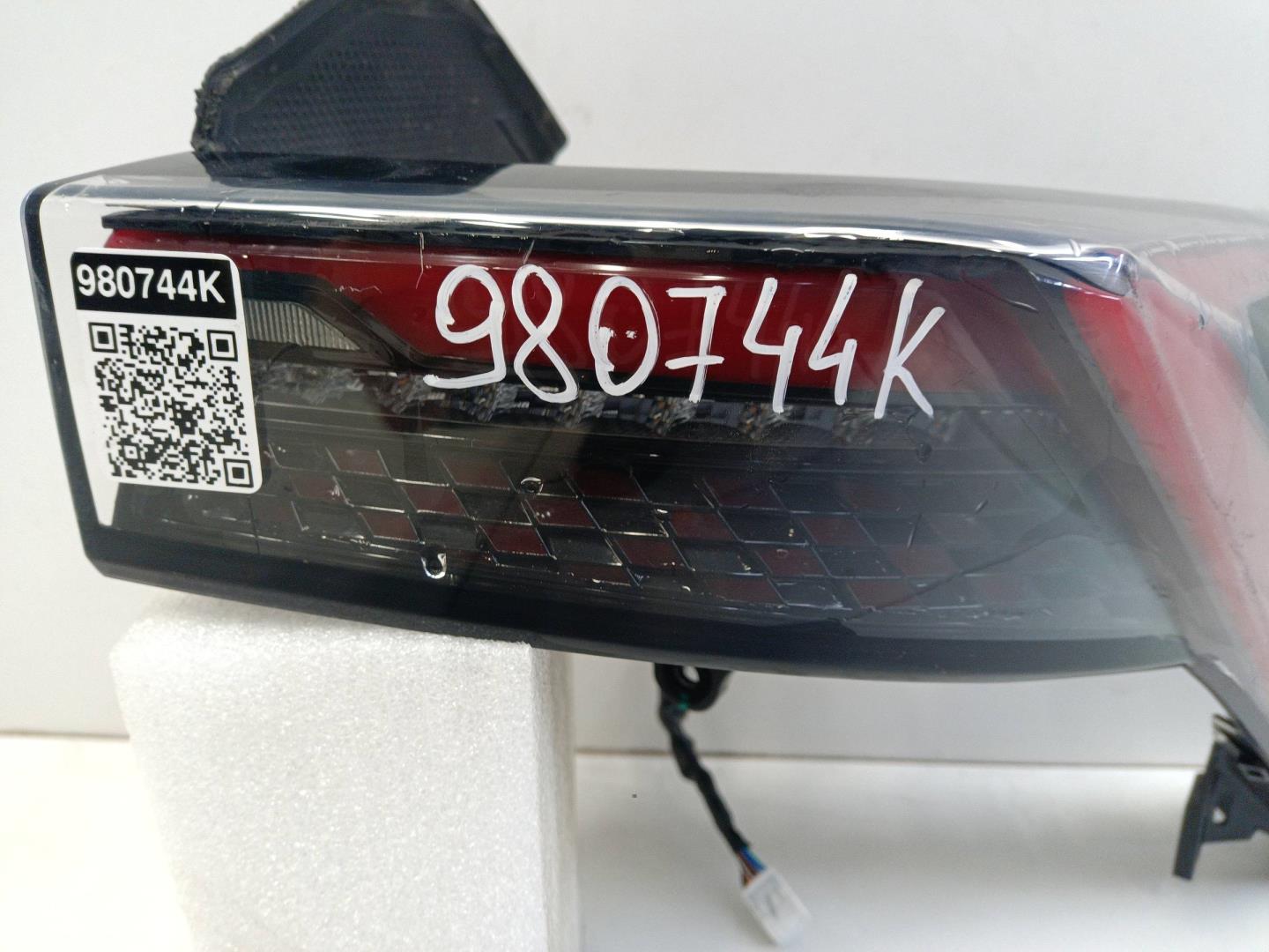 Фонарь задний наружный правый