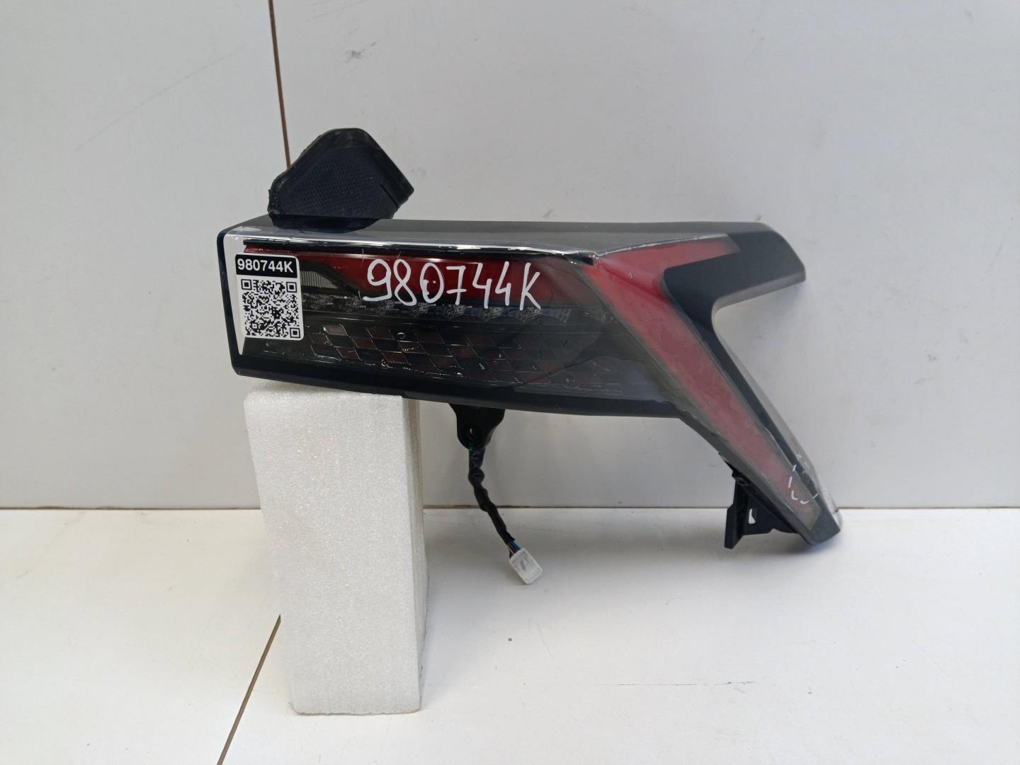 Фонарь задний наружный правый