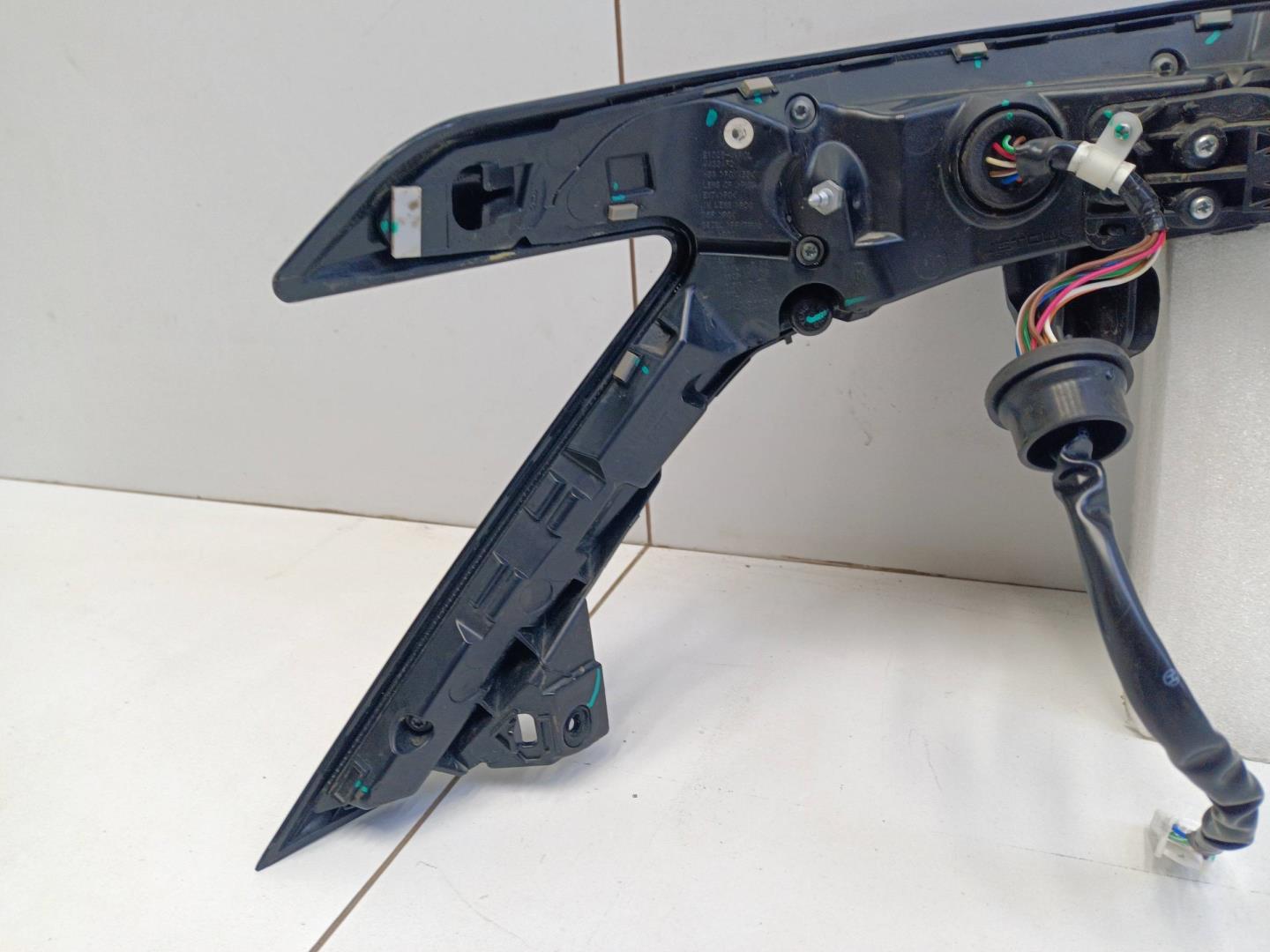 Фонарь задний наружный правый