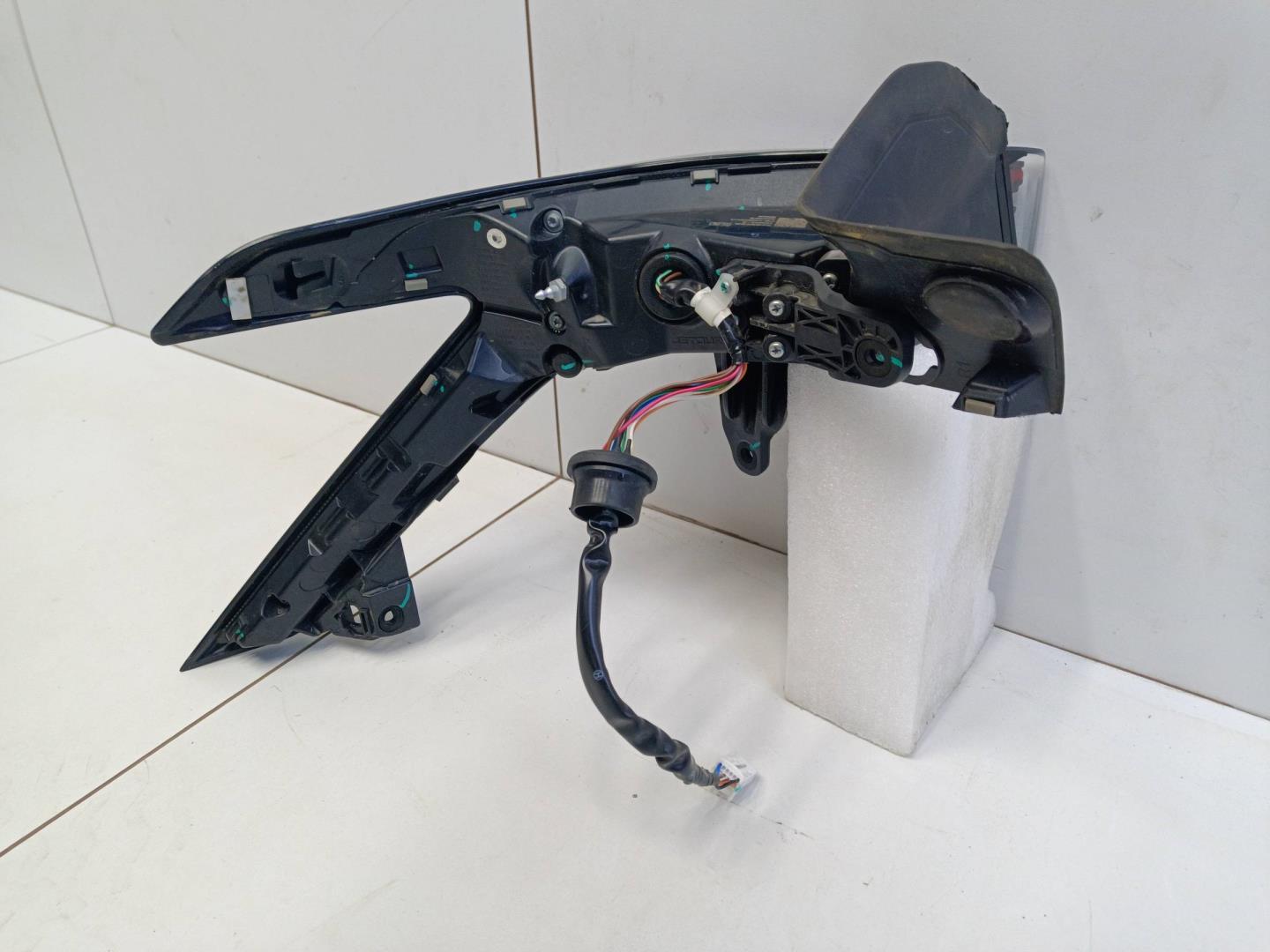 Фонарь задний наружный правый