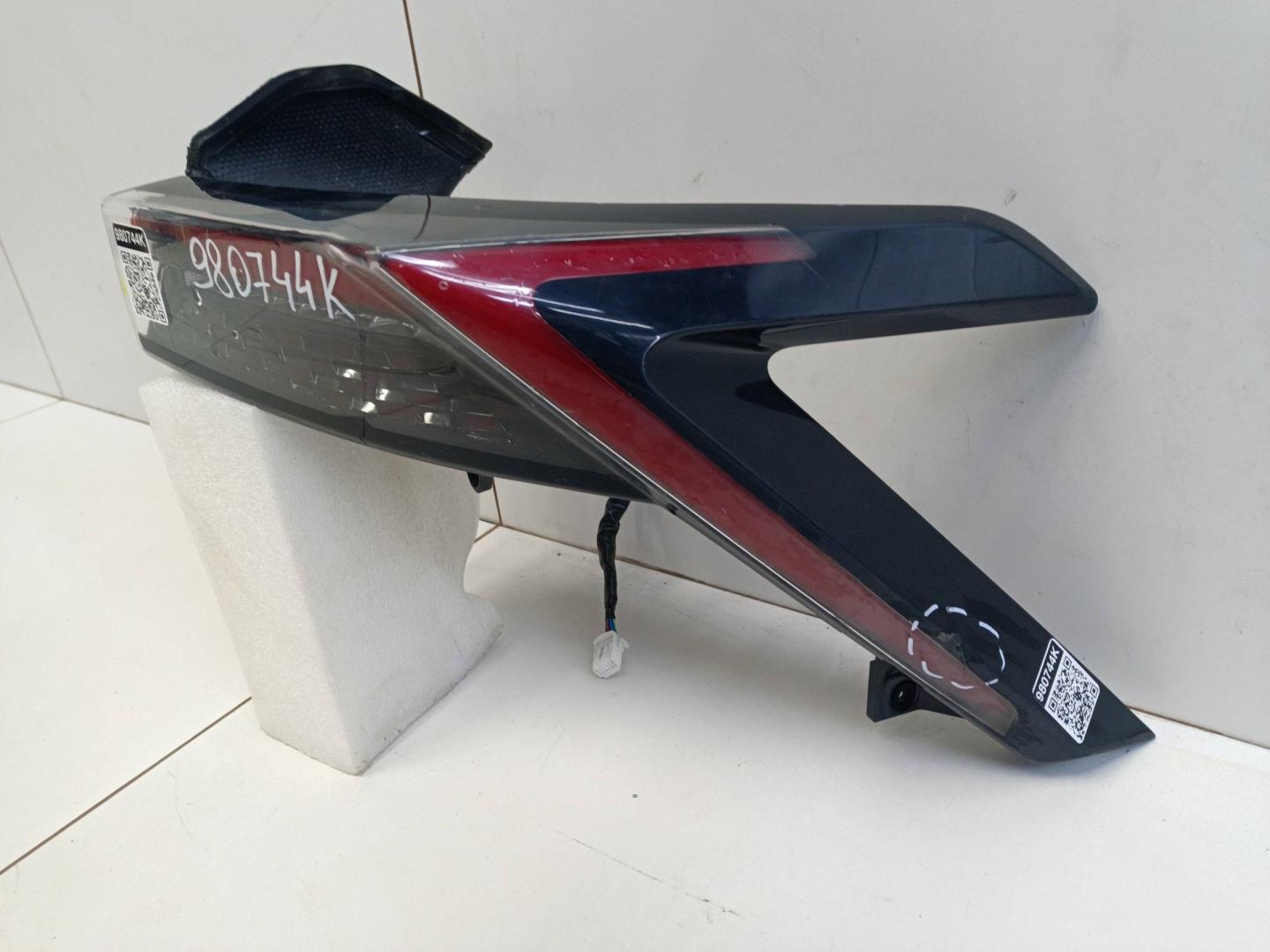 Фонарь задний наружный правый