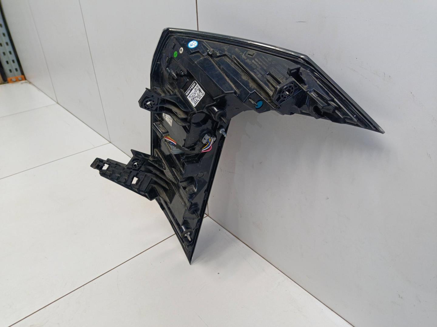 Фонарь задний наружный левый