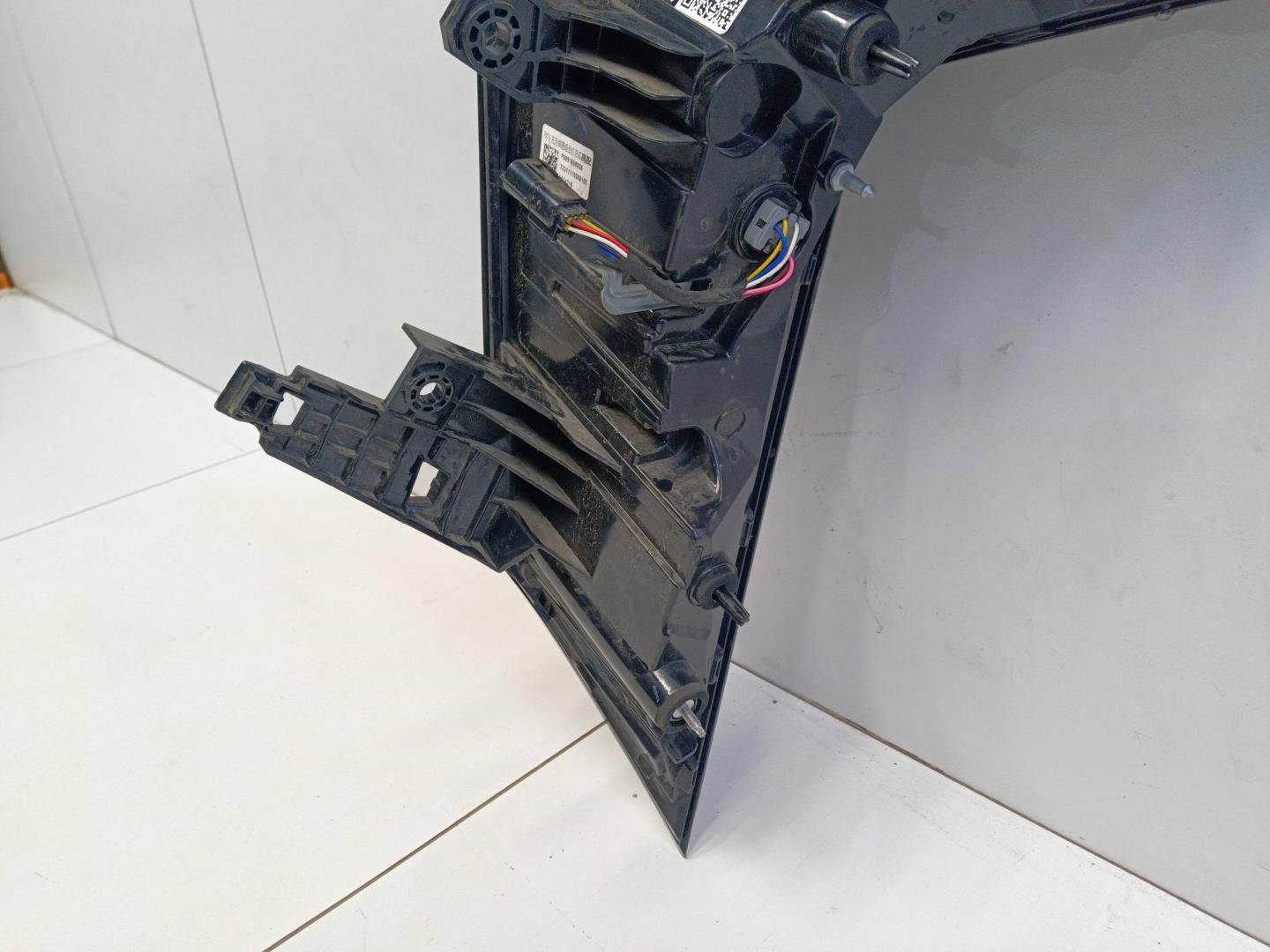 Фонарь задний наружный левый