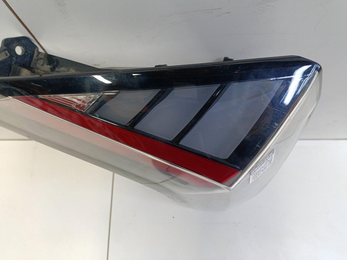 Фонарь задний наружный левый