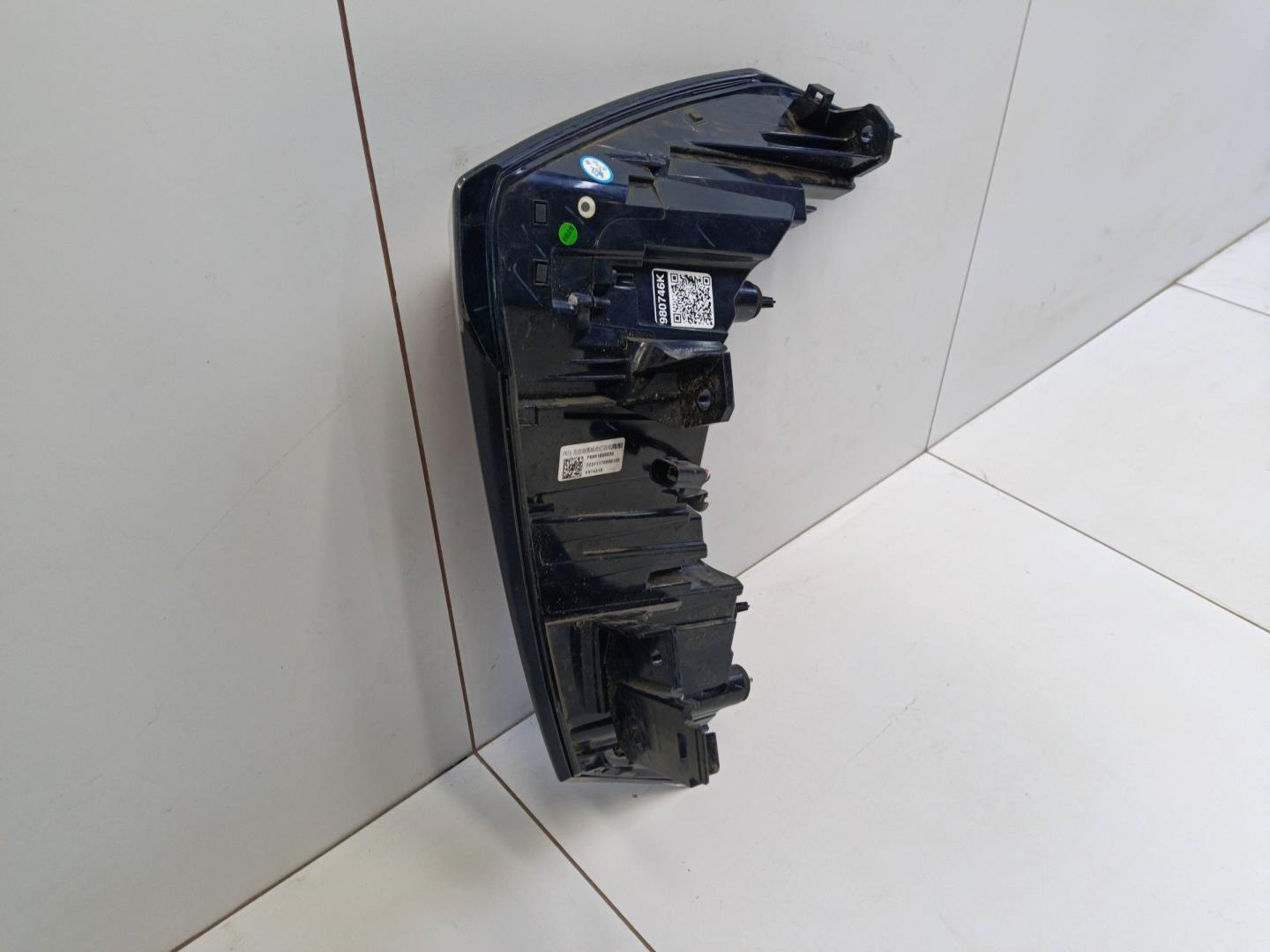 Фонарь задний наружный левый