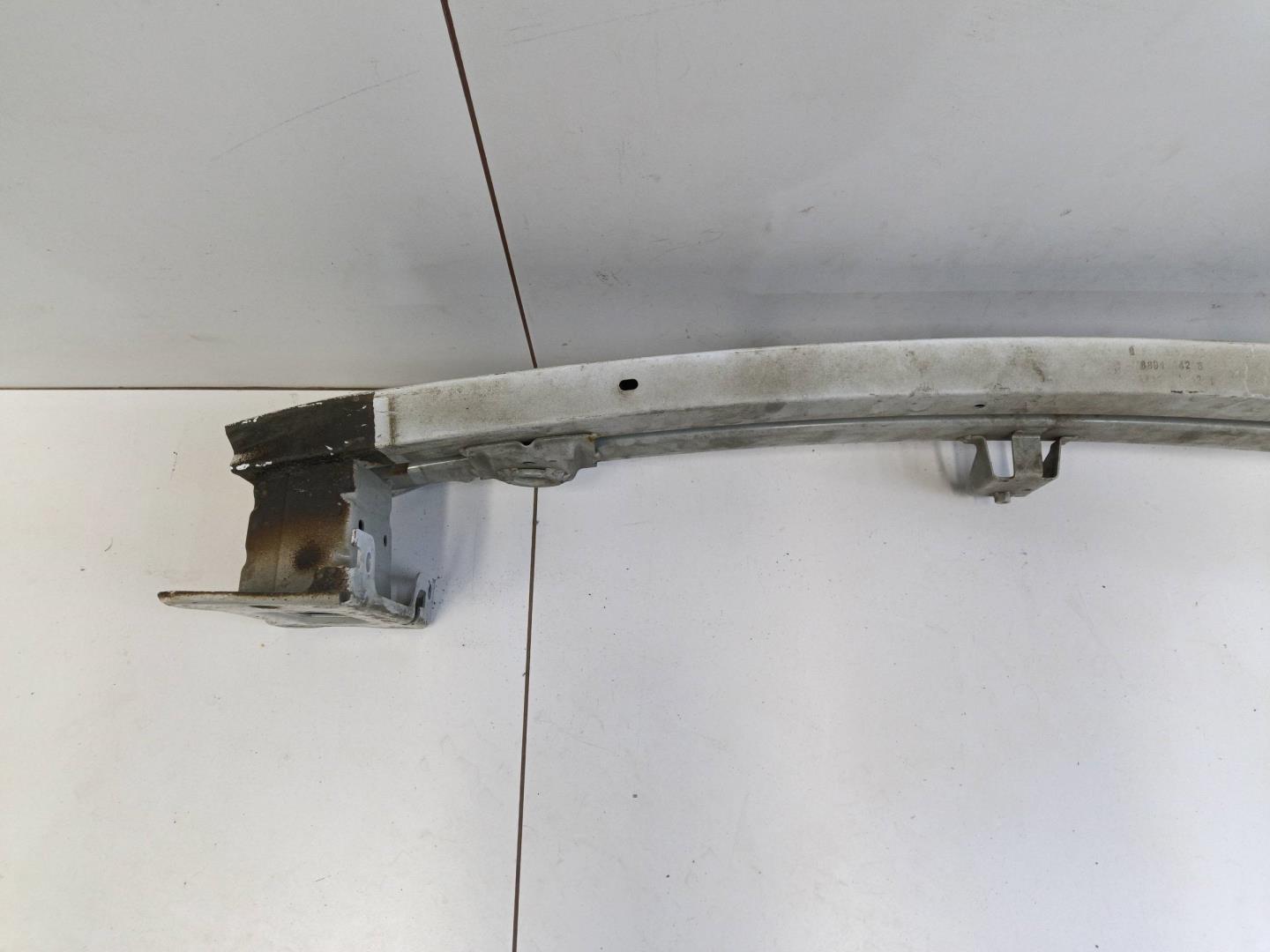 Усилитель переднего бампера