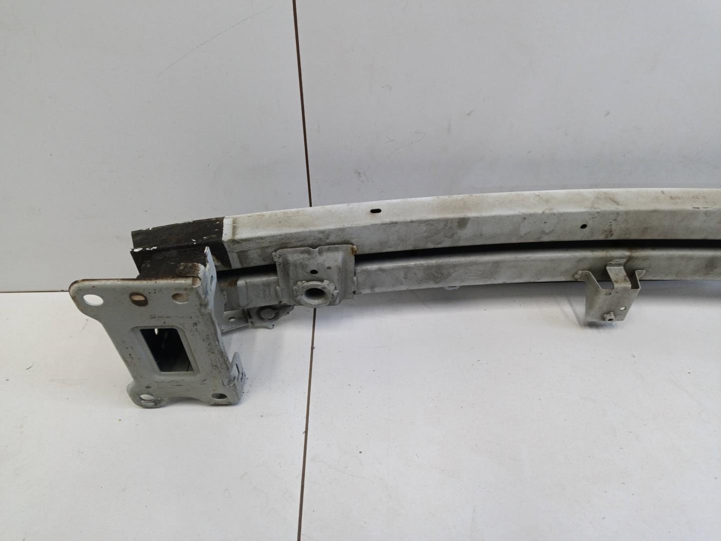 Усилитель переднего бампера