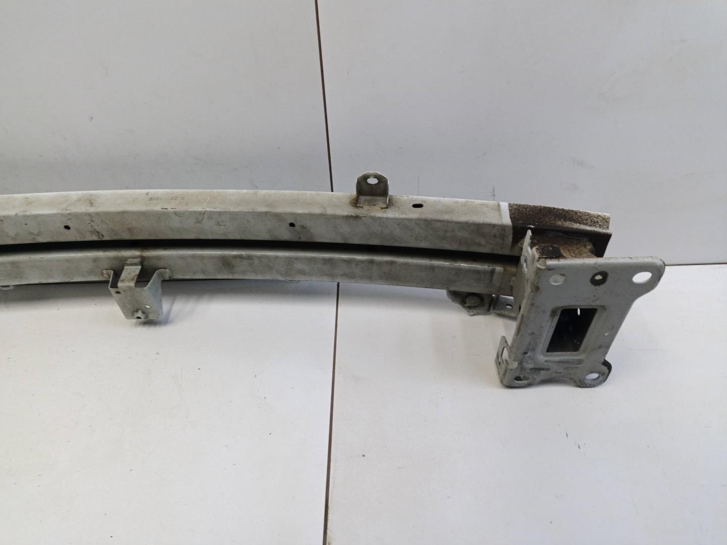 Усилитель переднего бампера