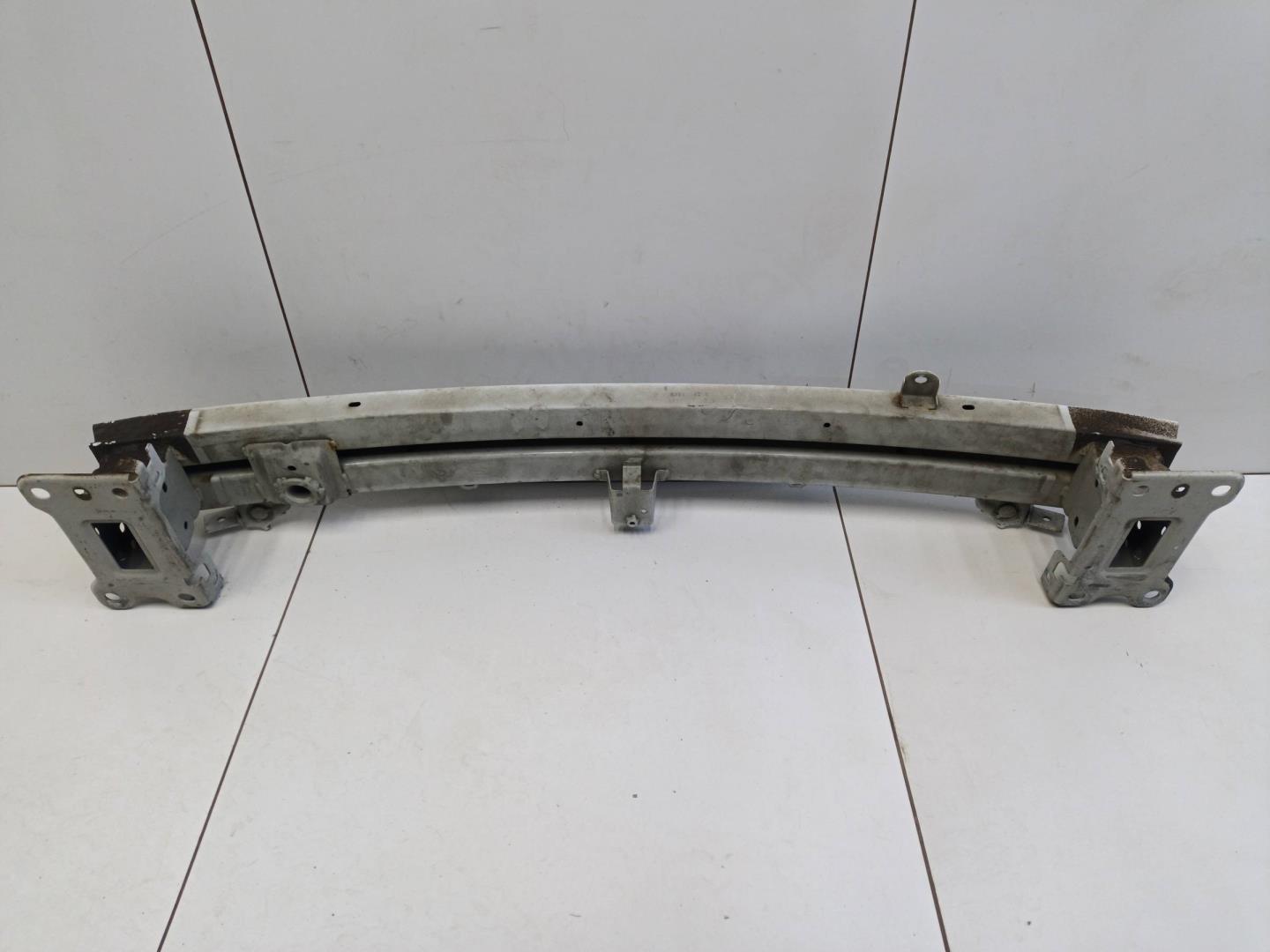 Усилитель переднего бампера