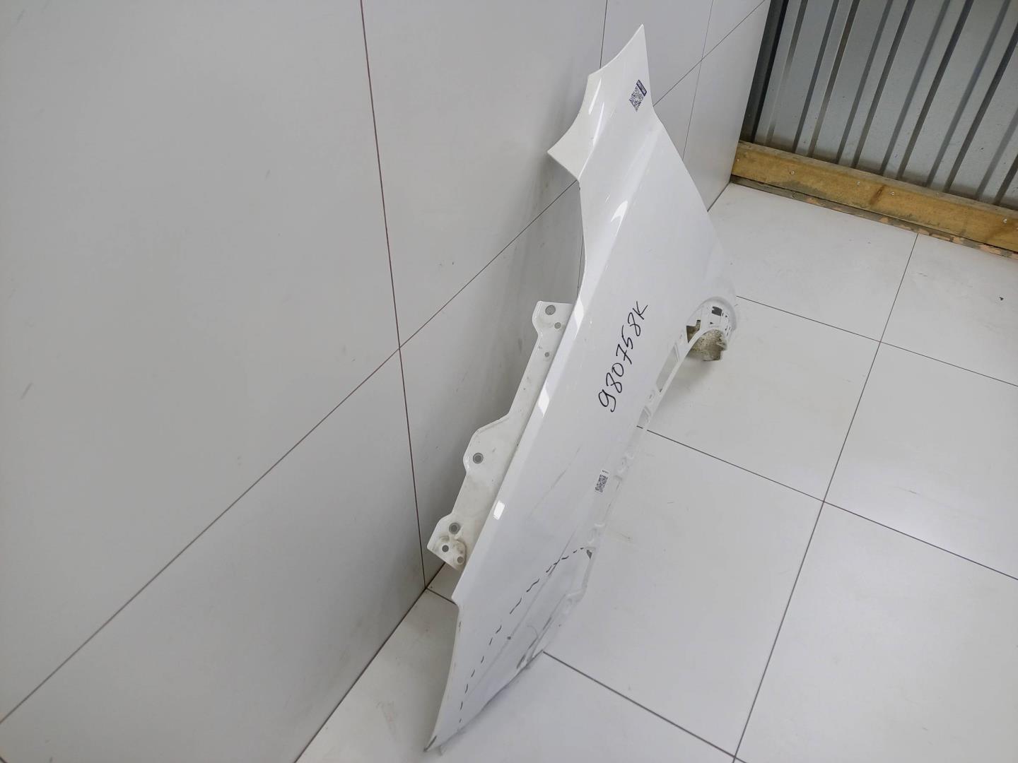 Крыло переднее левое