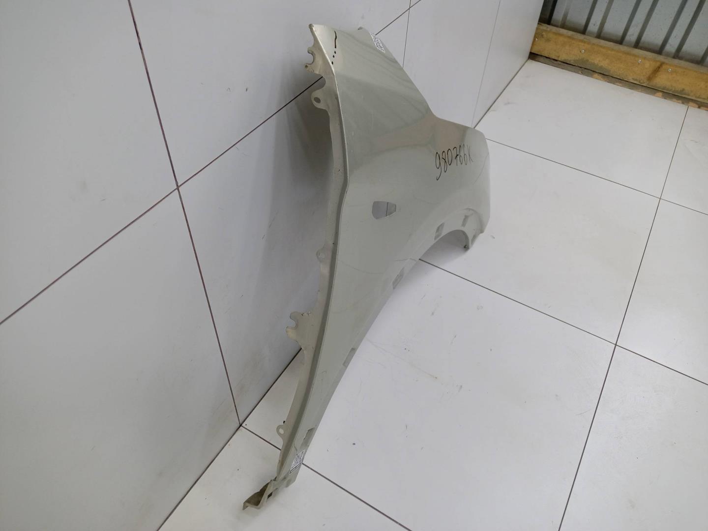 Крыло переднее правое