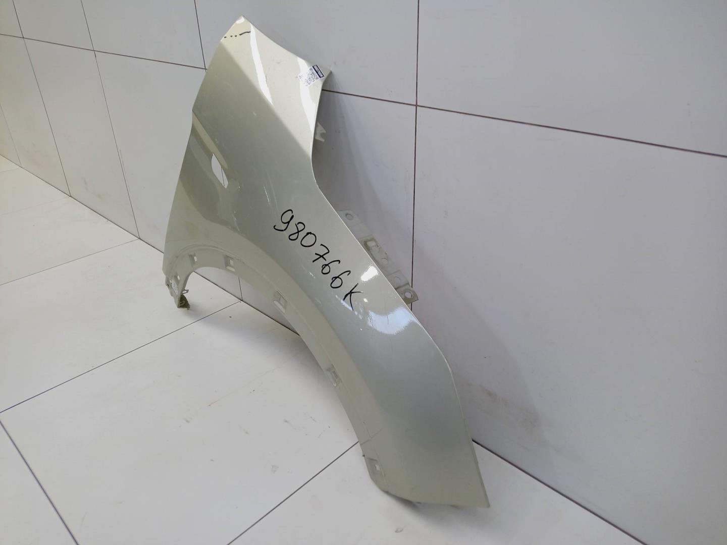 Крыло переднее правое