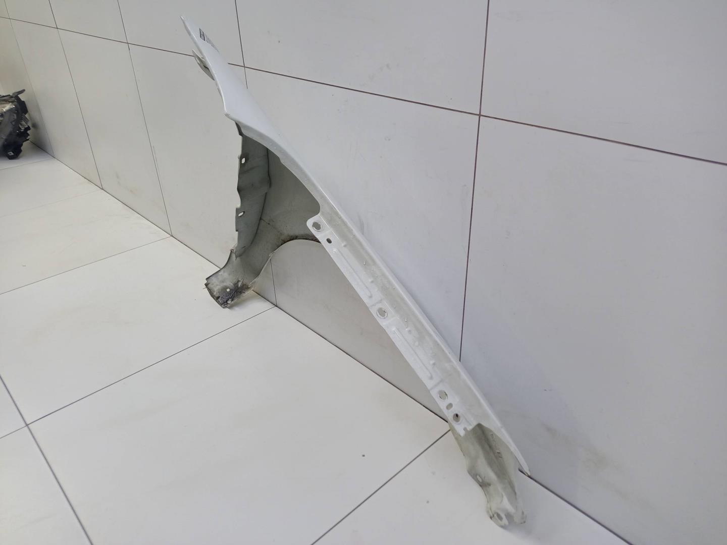 Крыло переднее левое